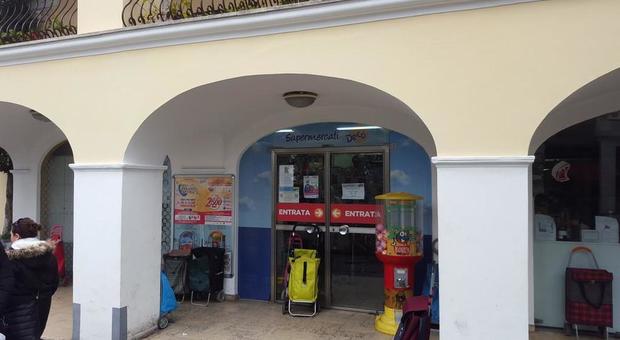 Capri, dipendente infedele rubava l'incasso del supermercato: arrestato