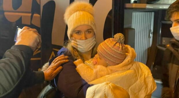 Ucraina, altri 44 profughi nel Salento. All'arrivo applausi e lacrime