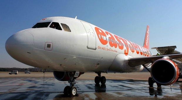 Litigano sul volo Easyjet per il film Karate Kid, il pilota è costretto a un atterraggio d'emergenza