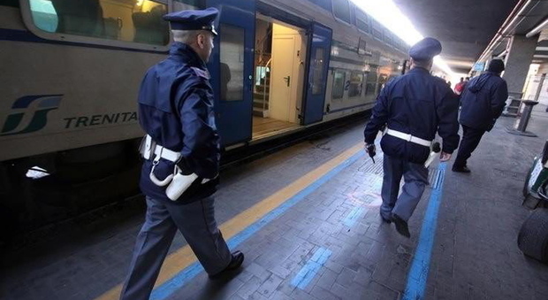 La polizia ferrovia controlla un vagone passeggeri