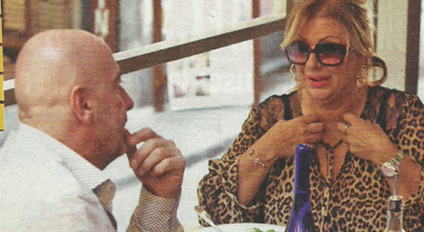 Tina Cipollari e il fidanzato Vincenzo Ferrara a pranzo insieme (Nuovo)