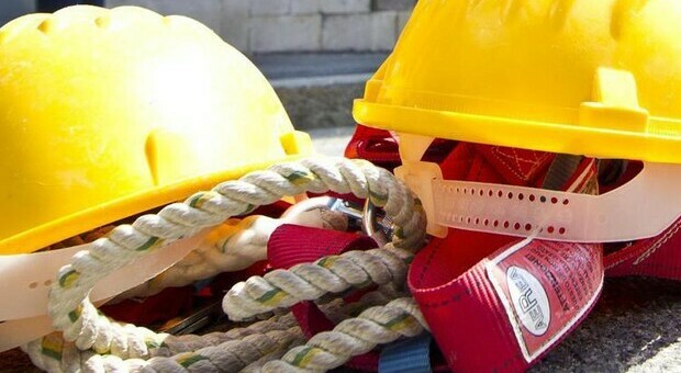 Mentre era a lavoro, un operaio di 39 anni è caduto da un'altezza di due metri riportando gravi fratture