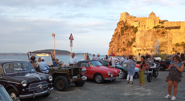 Il Classic Car Club Napoli sbarca ad Ischia: auto d'epoca e Ferrari in mostra sull'isola