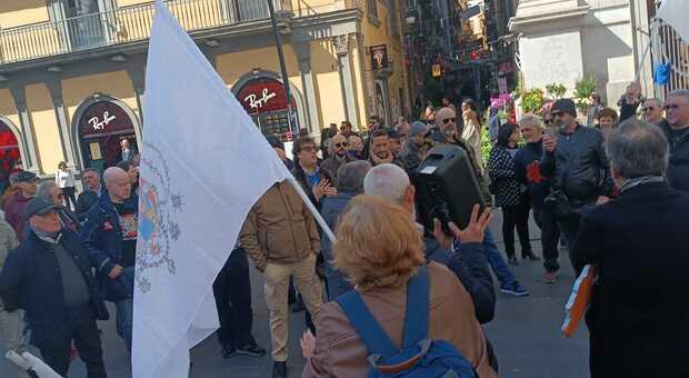 Napoli, meridionalisti in piazza contro l'autonomia differenziata: «Un furto legalizzato»