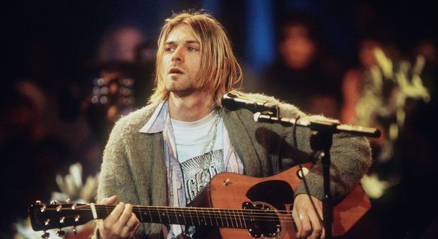 Nirvana, l'ex marito della figlia di Kurt Cobain non vuole restituire la chitarra usata per l'Mtv Unplugged