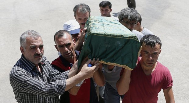 Turchia, attacco suicida dell'Isis a nozze curde: 50 morti e 100 feriti