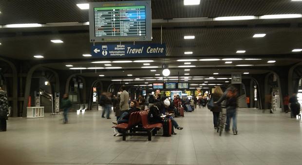 Belgio, uomo spara a terra: paura nella stazione di Bruxelles-Midi