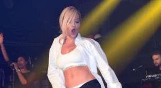 Rita Ora in uno strip hot durante un'esibizione al G-A-Y di Londra