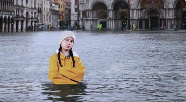 «Ve l'avevo detto»: il fotomontaggio virale di Greta Thunberg a piazza San Marco