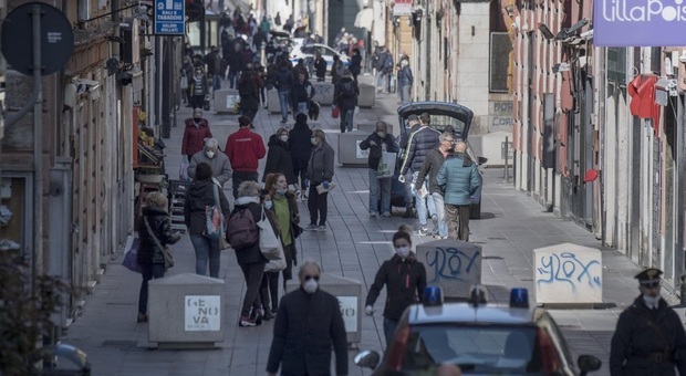 Coronavirus, a Napoli folla in strada nei rioni. E salta la processione di San Gennaro