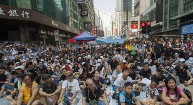 Hong Kong, la polizia rimuove le barricate erette in due zone occupate
