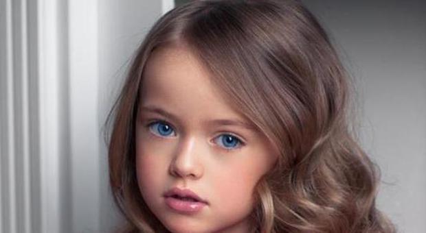 Kristina, baby top model a 9 anni: sul web scoppia la polemica