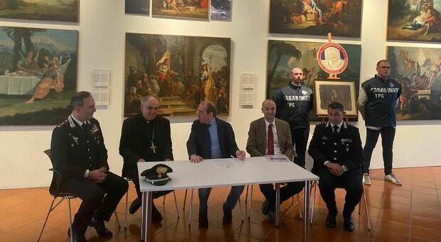 I carabinieri di Udine restituiscono un dipinto su cuoio del Seicento rubato a Tesero