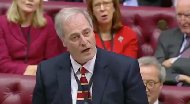 Michael Bates, il ministro britannico arriva in Parlamento in ritardo di 2 minuti e si dimette