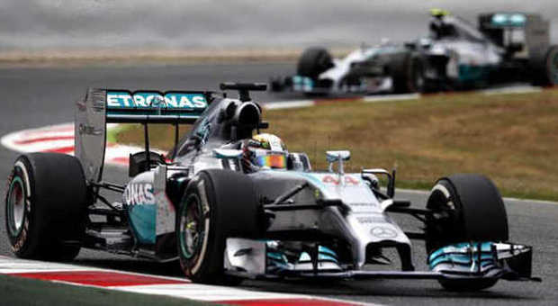 La Mercedes diHamilton davanti a quella di Rosberg
