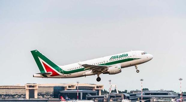 Alitalia, in Puglia viaggiatori record ma voli fermi: collegamenti a rischio paralisi