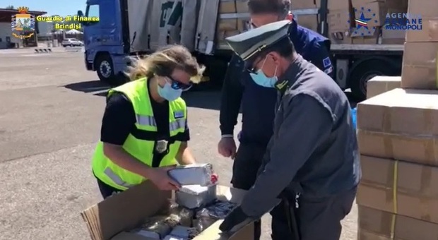 Traffici illeciti nel porto: sequestrate 9.500 mascherine anticovid e altra merce contraffatta