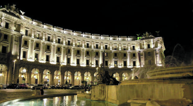 Roma, turista cade dal quinto piano dell'hotel: è grave