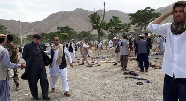 Afghanistan, tre kamikaze si fanno esplodere durante il funerale del figlio di un senatore a Kabul: 20 morti, illeso il premier Abdullah