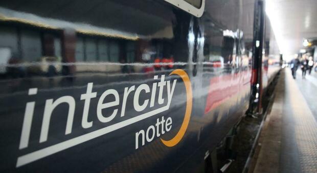 Neonato ha fretta di nascere e viene alla luce sul treno Torino-Lecce: Trenitalia invia alla famiglia il cappello da capotreno