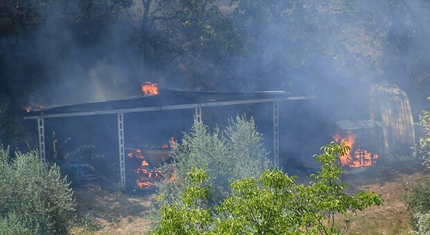 Pauroso incendio sulle colline di Ascoli. Le fiamme avvolgono un'abitazione, case evacuate