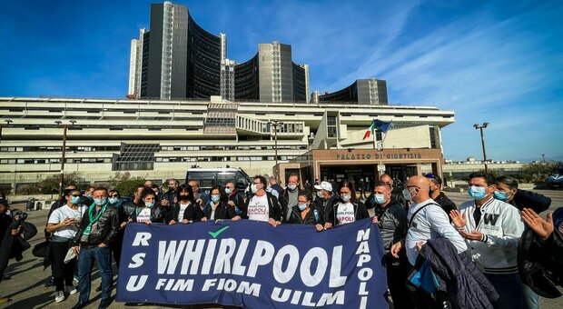 Whirlpool di Carinaro, l'azienda assente al tavolo col Governo: è sciopero