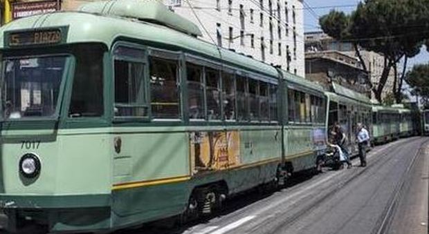 Roma, tamponamento fra due tram: otto passeggeri feriti