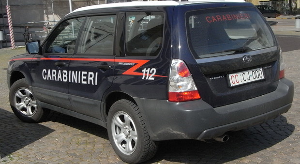 Foggia, carabinieri rischiano linciaggio: folla inferocita blocca l'arresto di uno spacciatore che riesce a fuggire