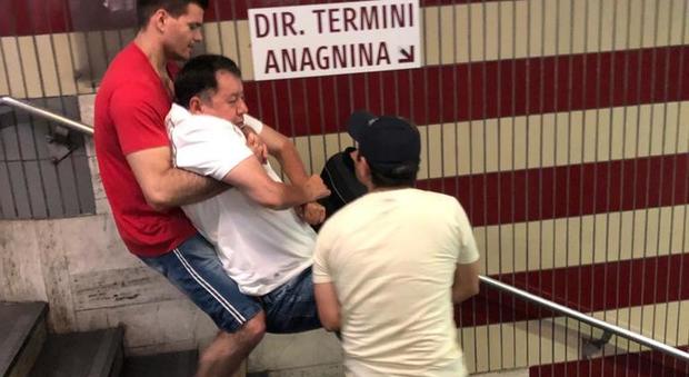 Roma, l'ascensore della Metro Cipro è fuori servizio: disabile portato in spalla sulle scale dai cittadini