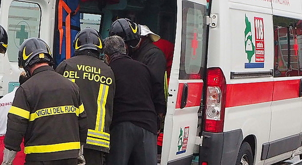 Un intervento di ambulanza e vigili del fuoco (FOTO ARCHIVIO)