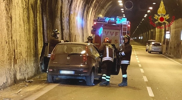 Incidente sul raccordo Avellino-Salerno, ragazzo ferito e corsia chiusa