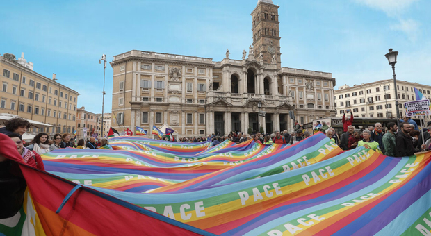Marcia per la pace, cittadini in piazza per l'anniversario di guerra: «Stop al conflitto» a Roma e nelle città italiane