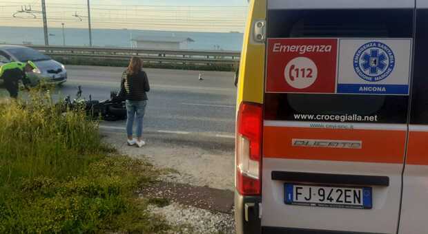 Ancona, perde il controllo sulla Flaminia: paura per un motociclista 40enne. Traffico in tilt