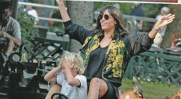Caterina Balivo col figlio Guido Alberto e la piccola Cora in un parco a Milano