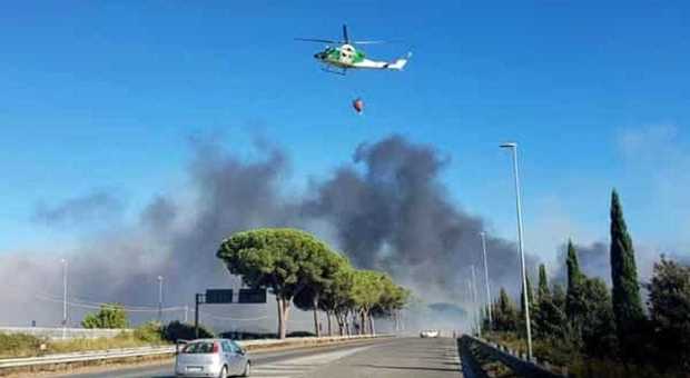Pontina, incendio all'altezza di Pomezia Sud: chiusa un'ora in direzione di Latina