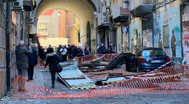 Maltempo a Napoli, danni anche a Port'Alba: piovono pietre e tegole. I librai: «Abbiamo rischiato di restarci sotto»