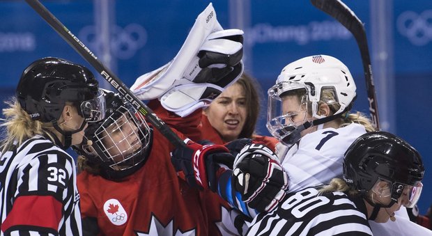 Hockey, derby Usa-Canada: rissa tra le giocatrici