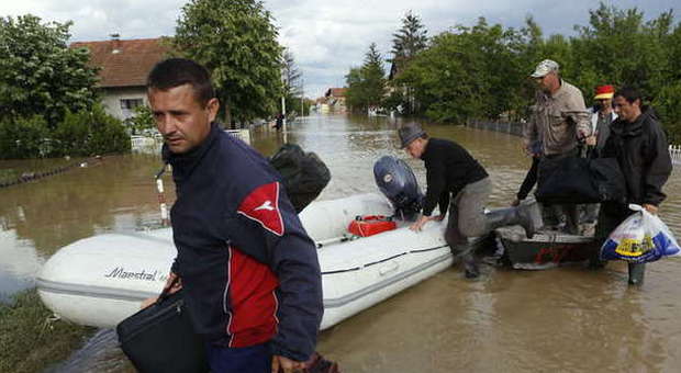 Serbia e Bosnia in ginocchio per le alluvioni: 50 morti, decine di migliaia di sfollati