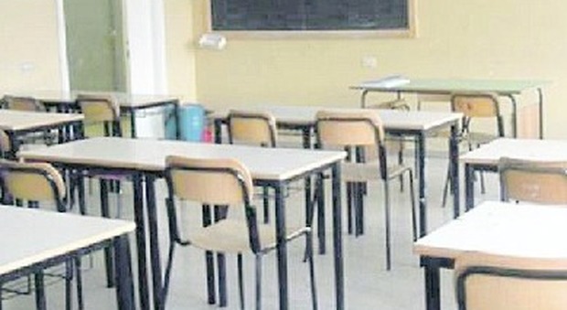 Troppi alunni a scuola: mancano banchi e sedie