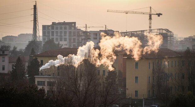 Caldo e inquinamento, più morti a Roma e Milano. Enea: «Nel 2050 morirà un anziano su 5»