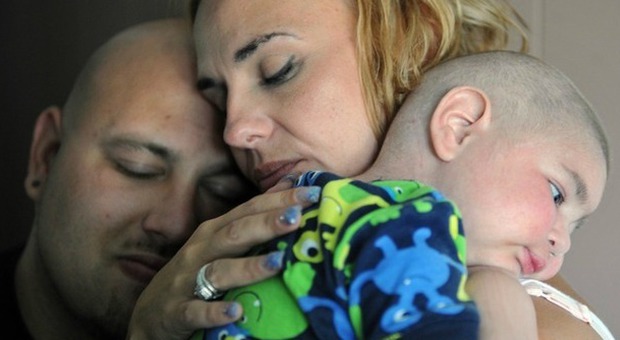 Logan Stevenson, malato di leucemia, con la mamma Christine e il padre