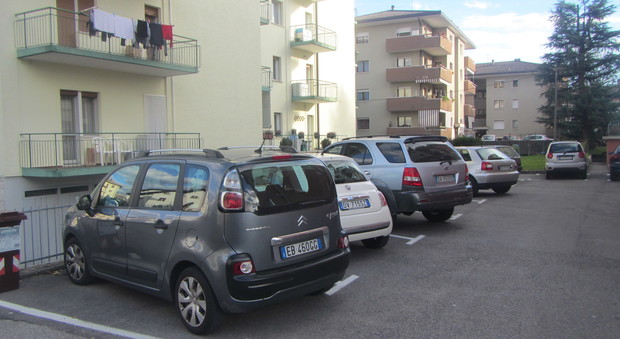 Il parcheggio del condominio in via San Lorenzo a Belluno dove un vandalo buca buca le gomme delle auto