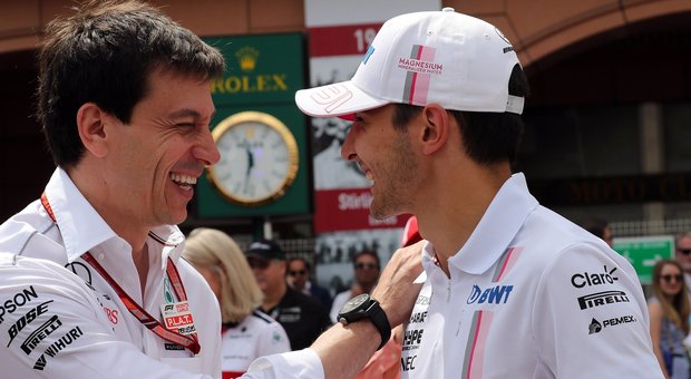 Esteban Ocon (a destra) pilota della Force India F1 scherza con il numero uno della Mercedes AMG F1 Toto Wolff