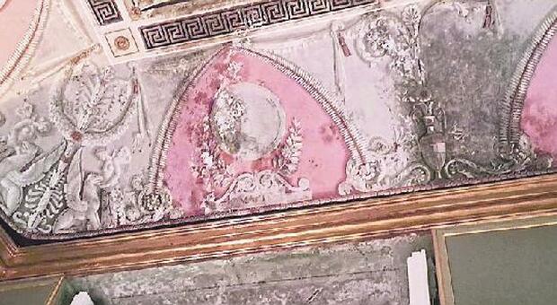 Gli affreschi in rovina a San Leucio