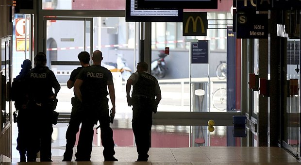 Germania, la polizia interviene a Colonia. «Presi ostaggi nella stazione»
