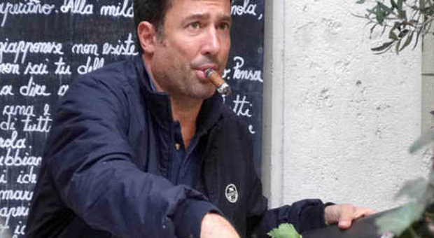 Paolo Calissano, ritorno da single: ​al bar fra sigaro, tablet e telefonino