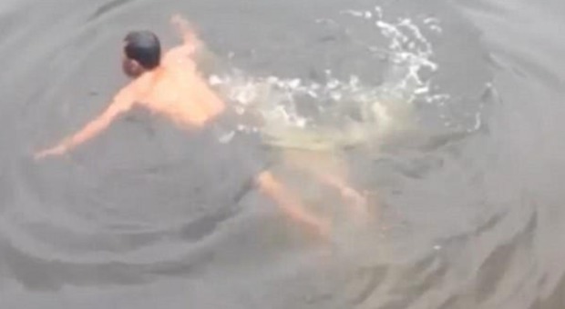 Sciamano si immerge in un fiume infestato dai coccodrilli millantando superpoteri: ucciso