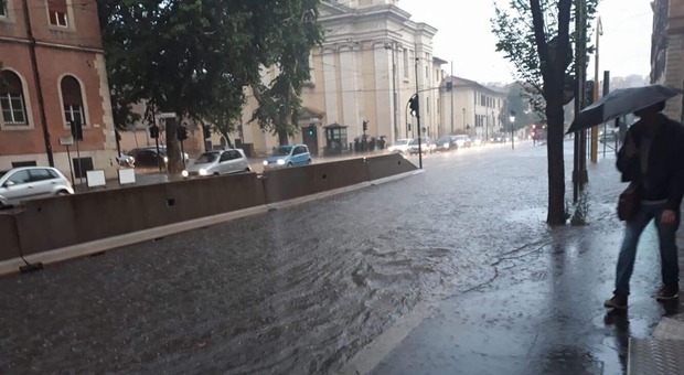 Roma, nubifragio in centro: allagamenti e traffico in tilt. Stazione sott'acqua a Orte, caos treni