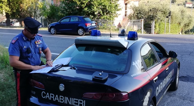 Impenna davanti al posto di blocco dei carabinieri e rimedia la multa