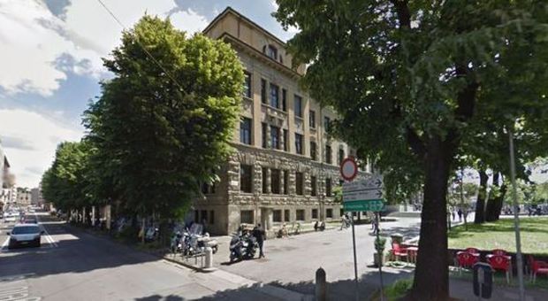 Bergamo, studente 15enne cade dal quarto piano della scuola: gravissimo